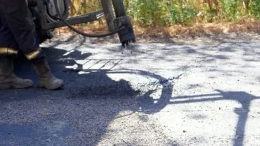 asfalt, bitüm püskürtme ile hızlı yol yüzey onarım işlemi. sprey eğim makinesi, sıcak asfalt emülsiyon ile çukur yama, zorla hava kullanarak çakıl. Kaldırım kusurlarının onarılması
