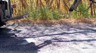 asfalt, bitüm püskürtme ile hızlı yol yüzey onarım işlemi. sprey eğim makinesi, sıcak asfalt emülsiyon ile çukur yama, zorla hava kullanarak çakıl. Kaldırım kusurlarının onarılması