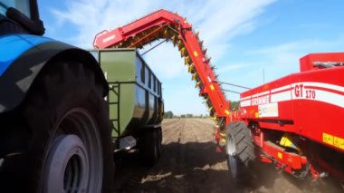 Cherkasy, Ukrayna, 20 Eylül 2019: Tarlada patates hasadı ile tarlada patates hasadı. Otomatik tarım teknolojisi, gıda sanayi üretimi, tarım konsepti.