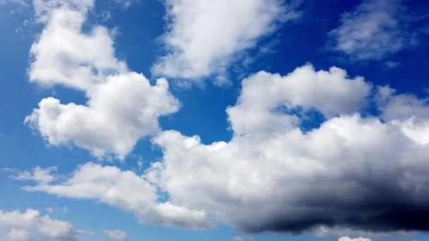 Timelapse, branco, nuvens bonitas estão correndo contra o céu azul . — Vídeo de Stock