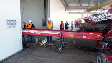 Cherkasy, Ukrayna, 1 Ekim 2019: Depoya yerleştirmeden önce patatesleri toprak ve lahanalardan ayıran çalışanlar. patates hasadı.