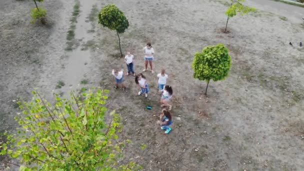 Cherkasy, Oekraïne, 5 oktober 2019: Aero, top view. kinderen draaien, draaien, dansen vrolijk in het park. zomer — Stockvideo