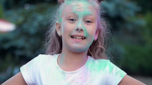 Portret, een blonde tiener meisje, gooit gekleurd zand, lacht — Stockvideo