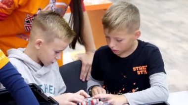 Cherkasy, Ukrayna, 19 Ekim 2019: okul çocukları, çocuklar bir tasarımcıyla çalışıyorlar, çeşitli makineler yapıyorlar, demirsiz parçalar tasarlayan robotlar, bloklar. Robot Bilimi Okulu, Kök Eğitimi.