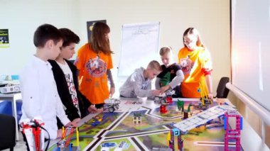 Robotik okulunda bir tasarımcıdan alınan makinelerle ilgili eğitici bir ders. Kök eğitim