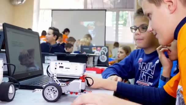 Cherkasy, Ukraine, 19. Oktober 2019: Studenten erstellen Geräte mit dem Designer, gemäß der Anleitung im Laptop. Schule für Robotik, Stammzellenerziehung — Stockvideo