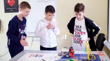 Robotik okulunda bir tasarımcıdan alınan makinelerle ilgili eğitici bir ders. Kök eğitim