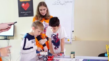 Cherkasy, Ukrayna, 19 Ekim 2019: Robotik okulunda bir tasarımcıdan alınan makinelerle eğitim dersi. Kök eğitim