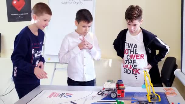 Educational lesson at school of Robotics, with machines created from a designer. STEM education — Stock Video