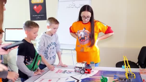 CHERKASY, UKRAINE, OCTOBER 19, 2019: educational lesson at school of Robotics, with machines created from a designer. STEM education — ストック動画