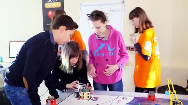 CHERKASY, UKRAINE, OUTUBRO 19, 2019: lição educacional na escola de Robótica, com máquinas criadas a partir de um designer. Educação STEM — Vídeo de Stock