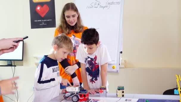 Черкассы, Украина, 19 октября 2019 года: учебный урок в школе робототехники с машинами, созданными дизайнером. STEM-образование — стоковое видео