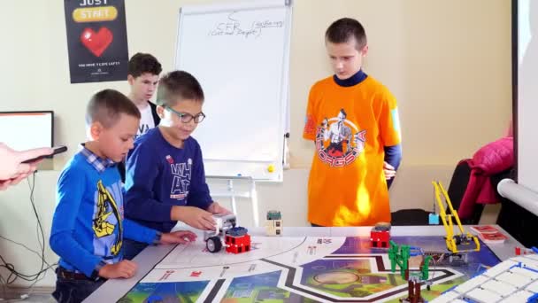 CHERKASY, UKRAINE, OUTUBRO 19, 2019: lição educacional na escola de Robótica, com máquinas criadas a partir de um designer. Educação STEM — Vídeo de Stock