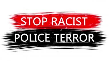 Üzerinde yazı olan animasyon afişi, slogan. Irkçı Polis Terörünü Durdurun. Kırmızı ve siyah çizgili beyaz arka plan. ABD 'de siyah cinayetlerine karşı protesto.