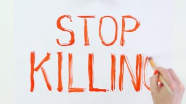 Zaman ayarlı. Yakın plan, el yazısı - öldürmeyi kes - fırçayla, beyaz afiş üzerine kırmızı boya kullanarak, afiş. Amerika 'da eşit haklar için ırkçılığa karşı mücadele.