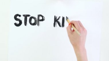 Zaman ayarlı. Yakın plan, el yazısı - siyah insanları fırçayla öldürmeyi bırak - beyaz posterde siyah boya kullan. Amerika 'da eşit haklar için ırkçılığa karşı mücadele.