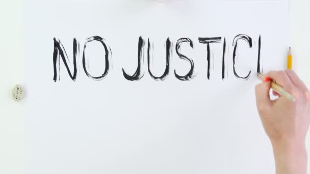 Tijdspanne. close-up, hand schrijft slogan -NO JUSTICE NO PEACE - met penseel, met behulp van zwarte aquarelverf op witte poster. Bestrijding van racisme, voor gelijke rechten in de VS. — Stockvideo