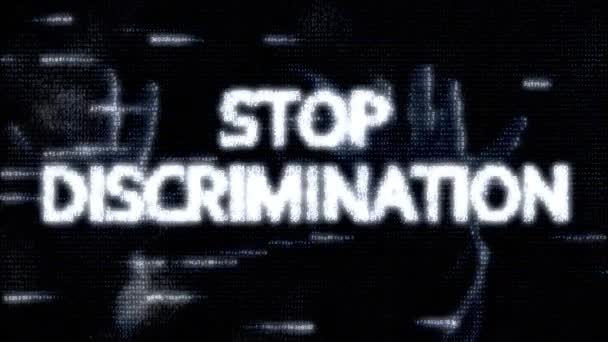 Zahlenanimation, im Matrix-Stil, mit Inschrift, Slogan aus weißen Buchstaben. Schluss mit der Diskriminierung. schwarzer digitaler Hintergrund mit Umrissen menschlicher Hände. Rassismus-Problem in den USA. — Stockvideo