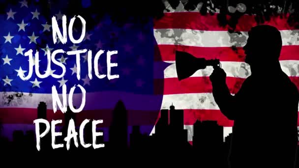 Animáció. fekete sziluett tiltakozó tartja egy hangosbeszélő, kiáltja szlogen - NEM JUSTICE NO PEACE. háttér integető USA zászló, felhőkarcolók fekete sziluettek, város. — Stock videók