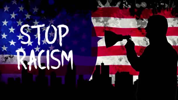 Animación. silueta negra del manifestante sostiene un megáfono, grita consigna - Alto al racismo. fondo es de ondear bandera de EE.UU., rascacielos siluetas negras, ciudad . — Vídeos de Stock