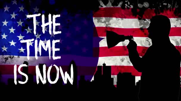 Animación. silueta negra del manifestante sostiene un megáfono, grita eslogan - El momento es ahora. fondo es de ondear bandera de EE.UU., rascacielos siluetas negras, ciudad . — Vídeos de Stock