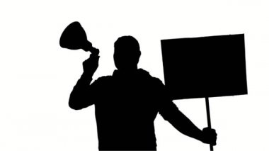 Protestocuların siyah silueti elinde bir megafon ve bir poster tutuyor, beyaz arkaplanda sloganlar atıyor. Eylemci protestoda, mitingde, gösteride