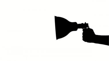 Yakın plan, megafonun siyah silueti. Beyaz arkaplanda hoparlör var. Eylemci protestoda, mitingde, gösteride