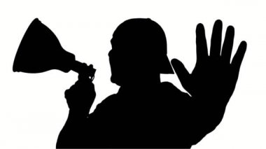 Yakın plan. Protestocuların siyah silueti bir megafon tutuyor, beyaz arka planda sloganlar atıyor. Eylemci protestoda, mitingde, gösteride