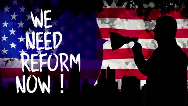 Animazione. silhouette nera del manifestante tiene un megafono, grida slogan - Abbiamo bisogno di riforme ora. sfondo è di sventolare bandiera USA, grattacieli sagome nere, città . — Video Stock
