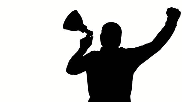 Zwart silhouet van demonstrant houdt een megafoon, schreeuwt slogans, op witte achtergrond. Activist bij een demonstratie, demonstratie. Afro-Amerikaanse protesten in Verenigde Staten. — Stockvideo