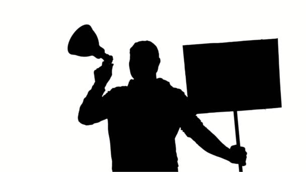 Silhouette nera del manifestante tiene un megafono e un poster, grida slogan, su sfondo bianco. Attivista a una protesta, manifestazione, manifestazione — Video Stock