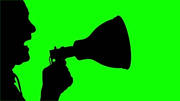 Primer plano, silueta negra del manifestante sostiene un megáfono, grita consignas, sobre fondo verde. Activista en una protesta, mitin, manifestación — Vídeo de stock