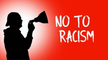 Animasyon. Protestocuların siyah silueti bir megafon tutuyor, slogan atıyor - RACISM 'e HAYIR. turuncu arka plan. ABD ve Avrupa 'da siyahların hak ve özgürlüklerini destekleyen protestolar