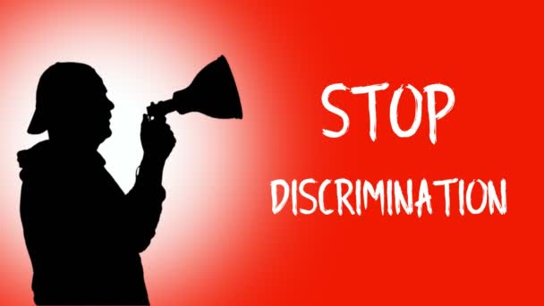 Animace. Černá silueta protestanta drží megafon, křičí slogan - Stop diskriminaci. oranžové pozadí. Protesty na podporu práv a svobod černochů v USA a Evropě — Stock video