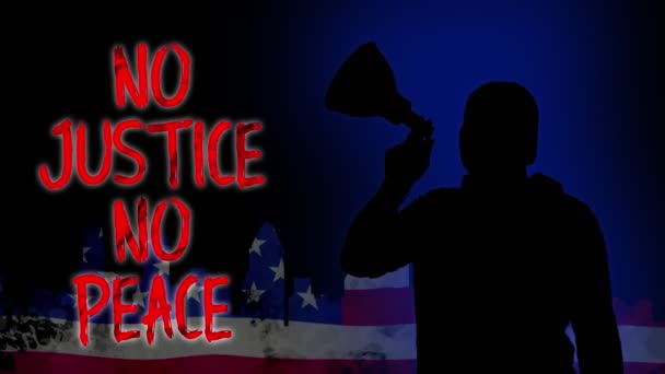 Animación. silueta negra del manifestante sostiene un megáfono, grita eslogan - NO JUSTICIA NO PAZ. Fondo de bandera de Estados Unidos. Protestas en apoyo de los derechos y libertades de los negros en Estados Unidos y Europa — Vídeo de stock