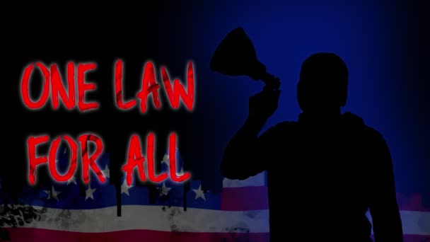 アニメーション。抗議者の黒いシルエットはメガホンを保持し、スローガンを叫ぶ-すべてのための1つの法律。アメリカの国旗の背景。アメリカとヨーロッパの黒人の権利と自由を支持する抗議 — ストック動画