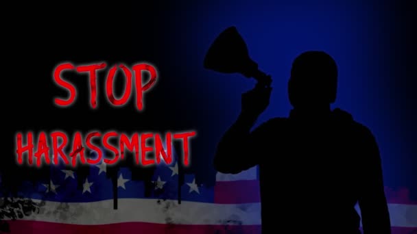 Анимация. Черный силуэт протестующего держит мегафон, выкрикивает лозунг - Stop Harassment. Фон флага США. Протесты в поддержку прав и свобод чернокожих в США и Европе — стоковое видео