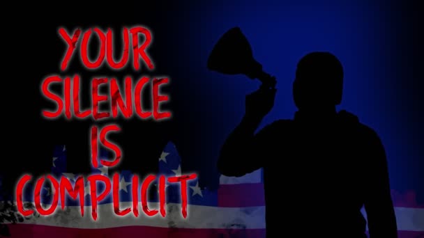 Animation. silhouette noire du manifestant tient un mégaphone, crie slogan Votre Silence est Complicite. Fond drapeau des États-Unis. Manifestations en faveur des droits et libertés des personnes noires aux États-Unis et — Video