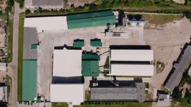 Aero, Top view, büyük tarım şirketi, tarım şirketi. Depoları, asansörleri, laboratuvarları ve kurumuş kuleleri olan geniş bir alan.