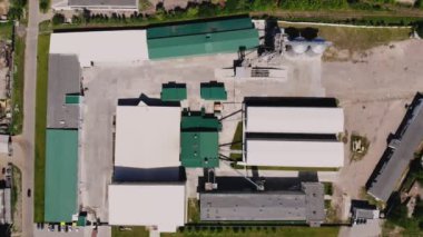 Aero, Top view, büyük tarım şirketi, tarım şirketi. Depoları, asansörleri, laboratuvarları ve kurumuş kuleleri olan geniş bir alan.