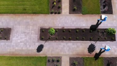 Aero mu? Kuryeler, koruyucu üniformalarla hastane ya da tıbbi tesisin avlusundan Coronavirus salgını sırasında gerekli eşyalarla dolu kutular taşıyorlar. Yük taşıma hizmeti sırasında