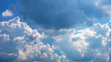 Zaman ayarlı. Mavi gökyüzüne karşı gök gürültülü bulutların oluşumu. Hava değişimi, yağmur geliyor.