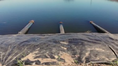 Havacılık. Borularla sulama deposu. İnsan yapımı, su depolama havuzu, tarımsal tarlalar için su tankı. Yakınlarda su almak için pompa istasyonu var. çiftçilik.