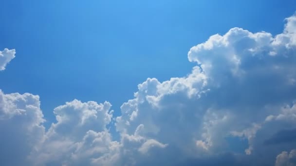 Timelapse. en el cielo azul, nubes aireadas y arremolinadas están volando. resplandor del sol ligero . — Vídeos de Stock