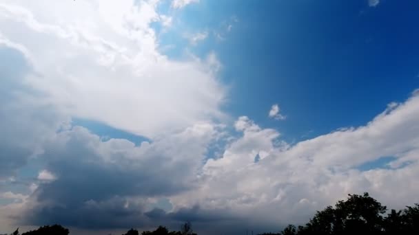 Zaman ayarlı. Mavi gökyüzüne karşı gök gürültülü bulutların oluşumu. Hava değişimi, yağmur geliyor. — Stok video