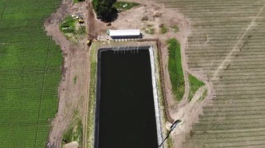 Havacılık. Üst Manzara. İnsan yapımı özel su depolama havuzu, tankı ya da tarımsal tarlaların sulanması için su deposu. Yakınlarda su almak için bir pompa istasyonu var. çiftçilikte modern teknoloji.