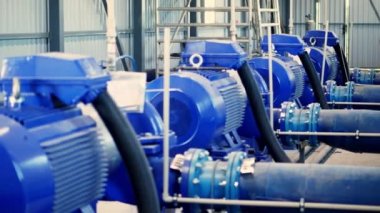 Elektrik pompa istasyonundaki ekipman. Pompalar yakınlardaki bir nehirden sulama tankına su taşır. Çiftlik alanlarının sulanmasında modern teknolojiler