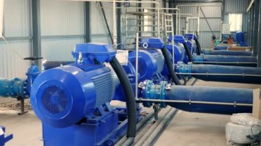 Elektrik pompa istasyonundaki ekipman. Pompalar yakınlardaki bir nehirden sulama tankına su taşır. Çiftlik alanlarının sulanmasında modern teknolojiler