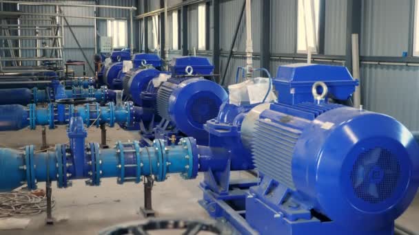 Equipo en la estación de bombeo eléctrica. Las bombas entregan agua al tanque de riego desde un río que fluye cerca. tecnologías modernas en el riego de campos agrícolas — Vídeos de Stock