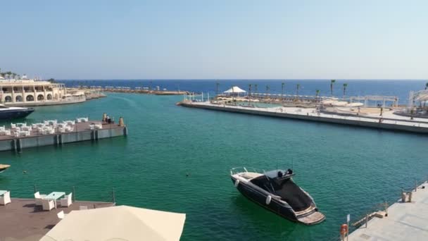 Nádherný výhled na moře z terasy drahého hotelu. jachta marina a promenáda s mnoha konferenčními stolky pro návštěvníky. — Stock video
